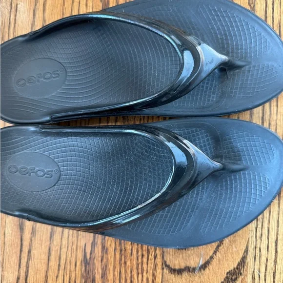 OOFOS Black Comfort Sandals - Picture 2 of 4